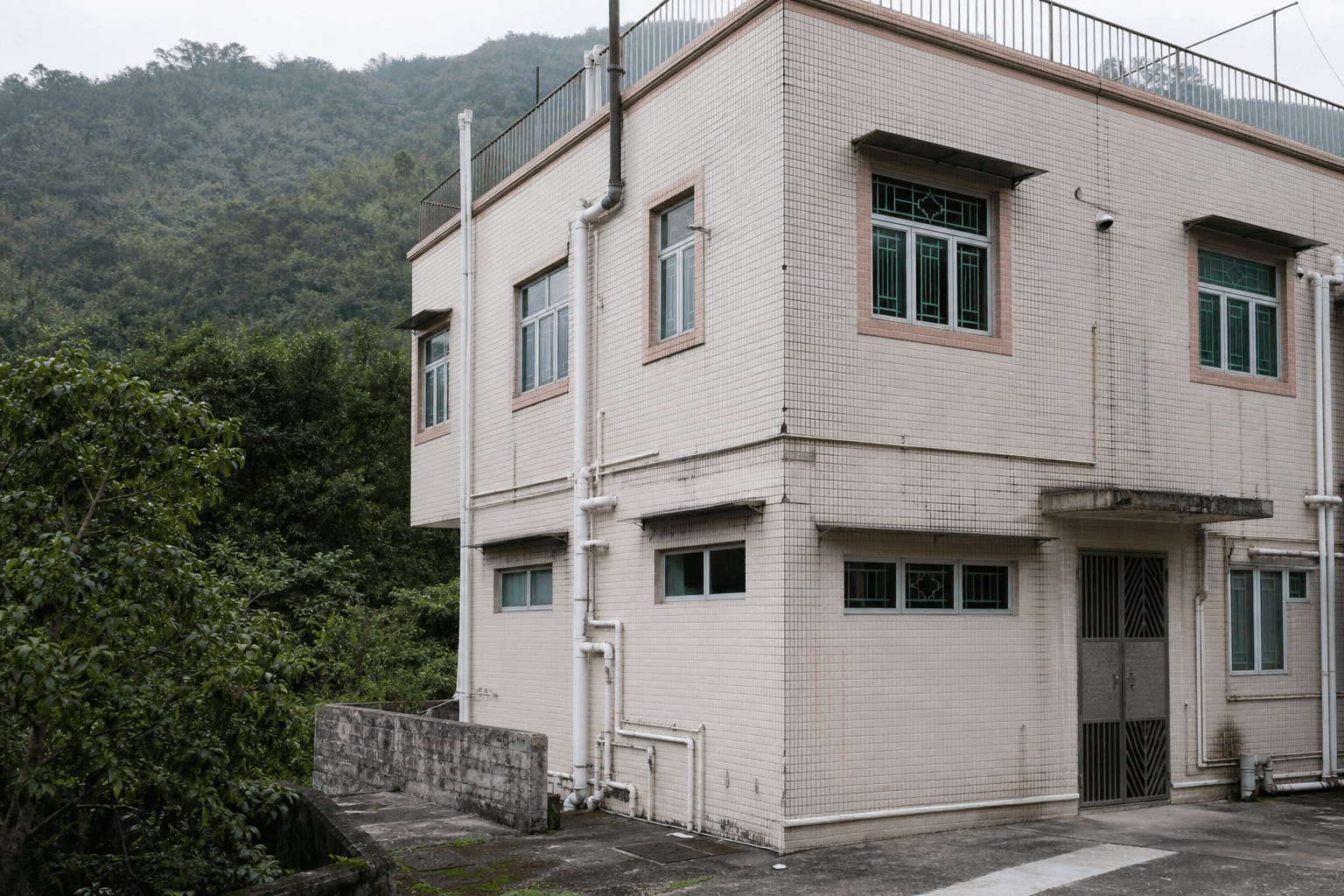 村屋建築類型示意圖：低層住宅、外牆喉管與綠化