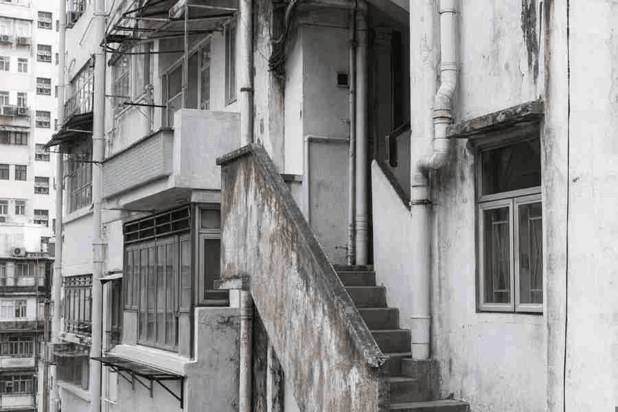 唐樓外觀:香港舊式住宅大廈嘅騎樓同招牌